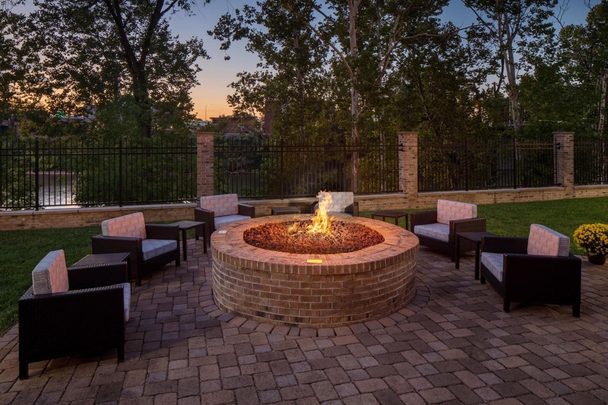 Hotel Courtyard By Marriott Charleston Downtown/Civic Center Extérieur photo